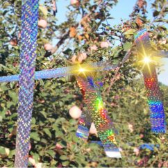 Helendav helkurteip rippumas puu otsas.