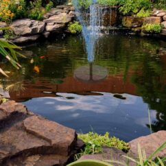 Päikeseenergial töötav purskkaev tiigil.