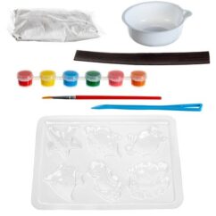 Külmikumagnetite valmistamise komplekti kuuluvad vahendid nagu vormid, värvid ja kipsipulber.