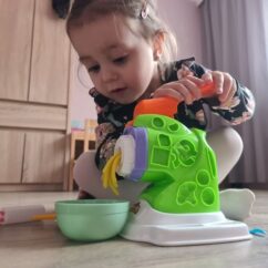 Laste pastamasin sangaga, mille abil saab voolimispastast valmistada mängutoitu.