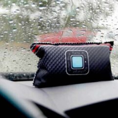 Halli värvi padi niiskuse eemaldamiseks auto armatuurlaual.