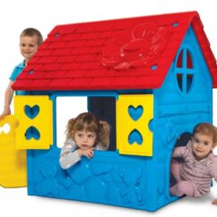 Laste sinine mängumaja punase katuse ja kollaste lahtikäivate akendega.