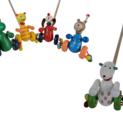 Puidust loomadega tõukemänguasi beebidele.