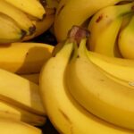 Iluas kollased banaanid kimpudes.