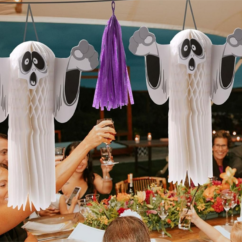 Halloweeni paberist volditud suur kummitsu.