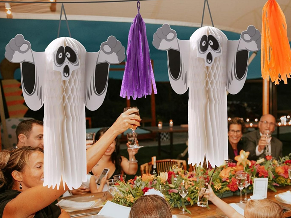 Halloweeni paberist volditud suur kummitsu.
