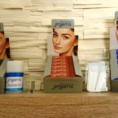 Kulmu-ja ripsmevärvid karbis, mille kõrval on pudel vesinikku ja aplikaatorid.