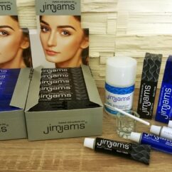 Kulmu ja ripsmevärvid karbis ning selle kõravl vesinik, klaastops ja aplikaatorid.