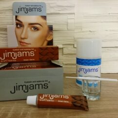 Pruuni tuubiga kulmuvärvid Jimjams laual ja karbis, mille kõrval on vesinik ja aplikaator.