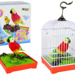 Interaktiivne punane papagoi rohelise peaga istub puuri keskel.