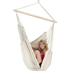 Nahatoonis puittalaga ripptool milles istub inimene.