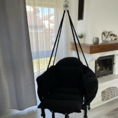 Must kurepesakiik koos padjaga rippumas toas.