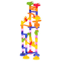 Laste kuulirada marble run värvilistest klotsidest.