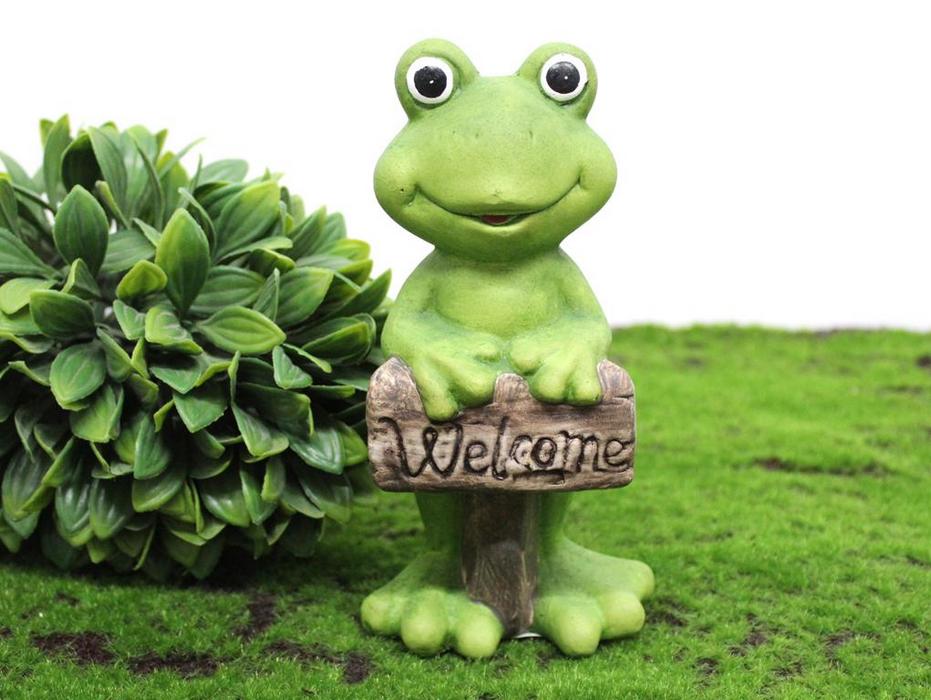 Roheline keraamiline konn seisab koos sildiga welcome.
