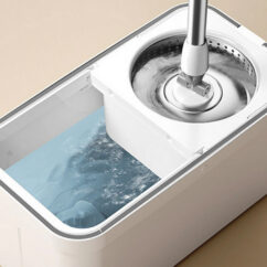 Põrandapesu süsteem tsentrifuugiga koos veega ämbris.