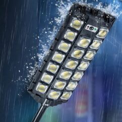 Suur solar tänavalamp veepritsmetega.