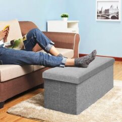 Suur puf tumba elutoas asetatuna jalgade alla.