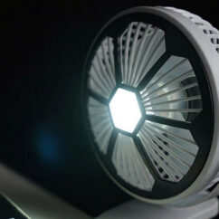 Valge.must venilaator töötava led valgustusega.