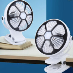 Valge.must ventilaatorid, millest üks on laual peal ning teine kinnitatud laua serva külge.