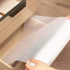 Läbipaistev sahtlipõhja matt rullis sahtli kohal.