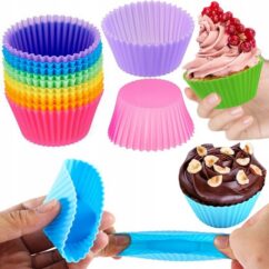 Värviliste silikoonist muffinivormide komplekt koos kreemise muffiniga.