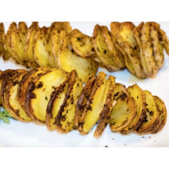 Kartulispiraalide seade koos küpsetatud kartuliga.