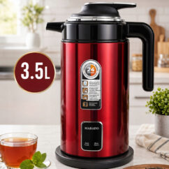 Veekeedukann 3,5 l punast värvi laua peal.