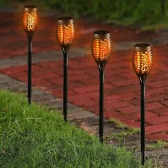 Neli solar lampi tõrvikud aeda valgustamas