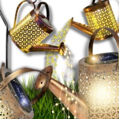 Kaunis valgustatud metallist kastekann, millest voolavad välja led lambikeste ribad.