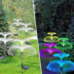 Ilusad ja värvilised päikeseenergial töötavad optiliste kiududega lambid aias.