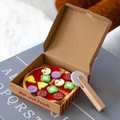 Mängupitsa puidust koos pitsalõikuriga pappkarbis.