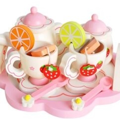 Valge ja roosades toonides kaunis puidust teeserviis maasikapildiga.