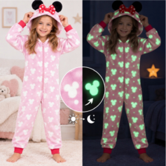 Pimedas helendav pehme roosa pidžaama on kapuutsiga, millel on helendavad elemendid ning Minnie Mouse motiiv.