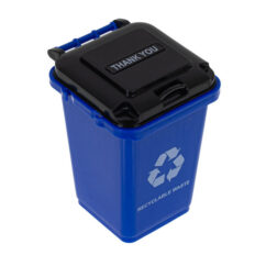 Prügi sorteerimise mängu sinine kaanega prügikast.