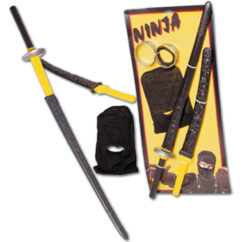Laste plastikust ninja möögad koos maskiga.