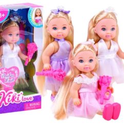 Kolm ilusat blondide juustega nukku koos roosa lillekimbuga.