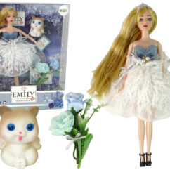 Pikkade blondide juustega ilus nukk mustade kontsakingade ja ilusa valge seelikuga. Temaga koos on kass ja lillekimp.