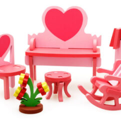 Roosades värvides puidust nukumööbel nagu kiiktool, laud, taburet ja tualettlaud südamekujulise disainiga.
