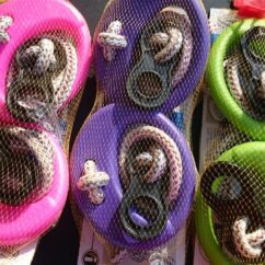 Ilusate värvidega laste plastikust võimlemisrõngad paksude ja tugevate nööridega.