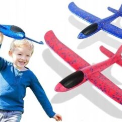 Laste mängu vahtplastist lennuk, millega laps jookseb.