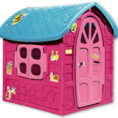 Roosa mängumaja helesinise katusega. Majal on roosa täisuks ja kaks roosat lahtikäivat akent.