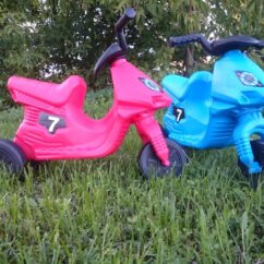 Sinine ja punane laste plastikust motikad muruplatsil.