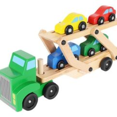 Puidust veok koos sõiduautodega auto kastis.