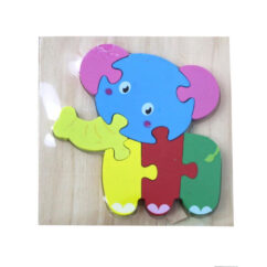 Värviliste tükkidega puidust pusle elevant.