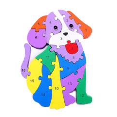 Puidust pakudes värviliste osadega koera kujuga pusle lastele tähtede ja numbrite õppimiseks.