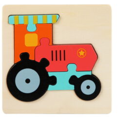 Mustadest ja punastest puidust pusletükkidest moodustatud traktor puidust alusel.