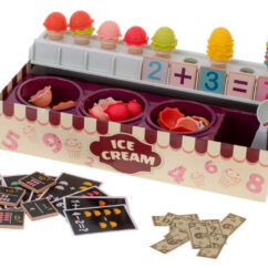 Jäätisekohviku mängu jäätiselett koos valikuga ning mänguraha koos kaartidel olevate numbrite ja hulkadega.