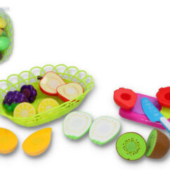 Plastikust puuviljad rohelises kausis ja kõrval lastele mängimiseks.