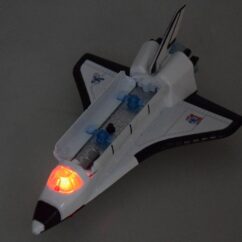 Laste kosmoselaev laua peal põleva esitulega.