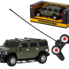Militaarvärvides laste puldiga auto Hummer koos karbiga.